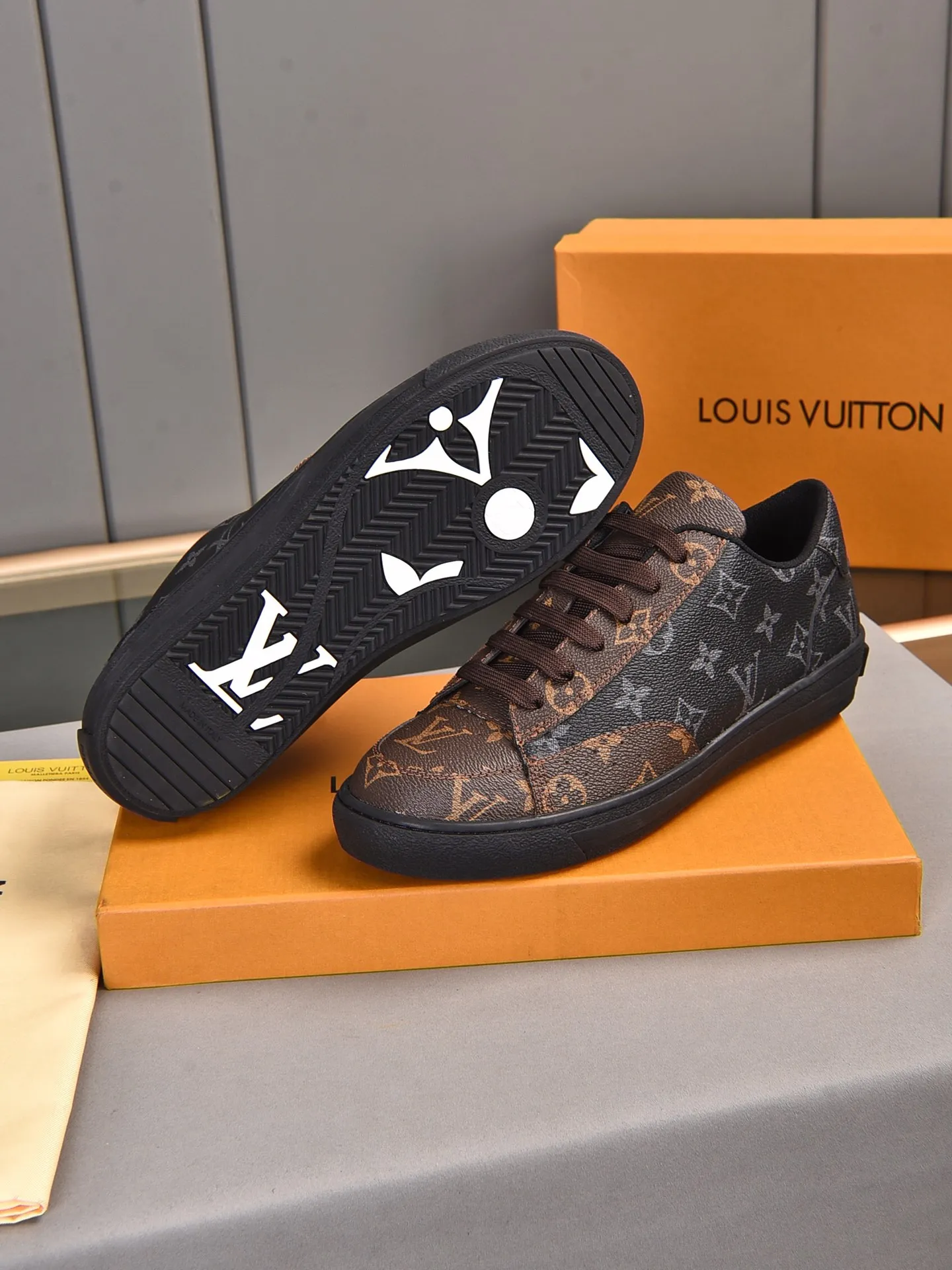 💰💰💰P420 [LV's latest model] New casual Korean-style men's shoes, new autumn and winter design, perfect workmanship, cabinet quality, upper PVC material, breathable mesh lining; soft and comfortable, original rubber outsole super light Wear-resistant, simple, versatile fashion men's shoes, bright colors Two colors available Size 38--44 (45 46 customized)